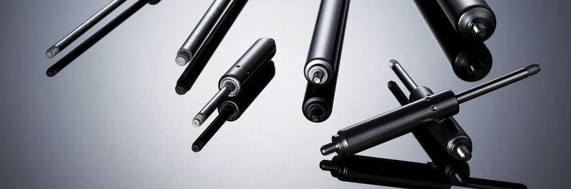 Gasfedern können mechanische Federn effektiv ersetzen, da sie mit extrem hohen Fülldrücken vorgeladen sind und nicht komprimiert werden müssen, bevor sie ihre hohen Kräfte zur Verfügung stellen. Der wichtigste Vorteil im Vergleich zu mechanischen Federn: Die Ausschubgeschwindigkeit kann gesteuert werden.