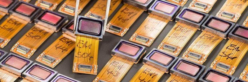 Die Facetvision-Kamera lässt sich industriell in der Massenproduktion herstellen. Das haben Fraunhofer-Forscher in Testläufen gezeigt.