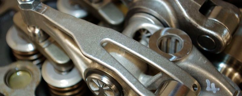 Renault Trucks hat einen Konzeptmotor entwickelt, der mittels additiv gefertigter Bauteile 120 Kilogramm leichter ist als der vergleichbare Ausgangsmotor. Im Bild ein topologieoptimierter und gedruckter Kipphebel.