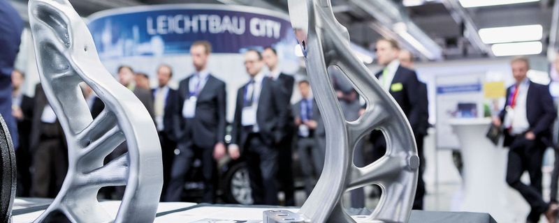 Konkrete Anwendungsfälle für Leichtbau zeigen OEMs und Zulieferer in der Ausstellung beim Leichtbaugipfel 2017.