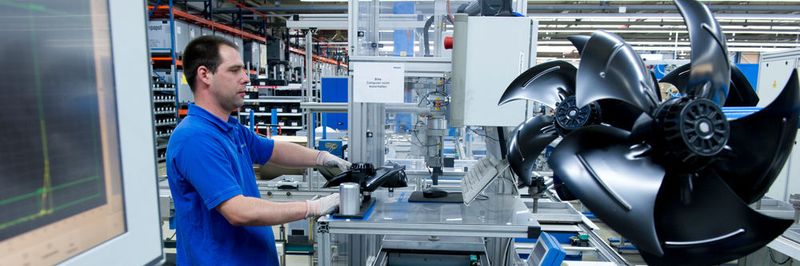 Ein ebm-papst Mitarbeiter beaufsichtigt die digitalisierte Produktionsstraße.