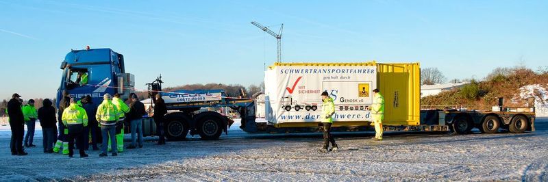 Fahrsicherheitstraining unter winterlichen Bedingungen. Die Fahrer müssen Spezialisten in Theorie und Praxis sein, um Risiken erkennen, vorbeugen und vermeiden zu können.