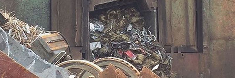 Das Herzstück des Schrottplatzes: In Mannheim zerkleinert eine Schrottschere verschiedene Materialien für die Weiterverarbeitung.