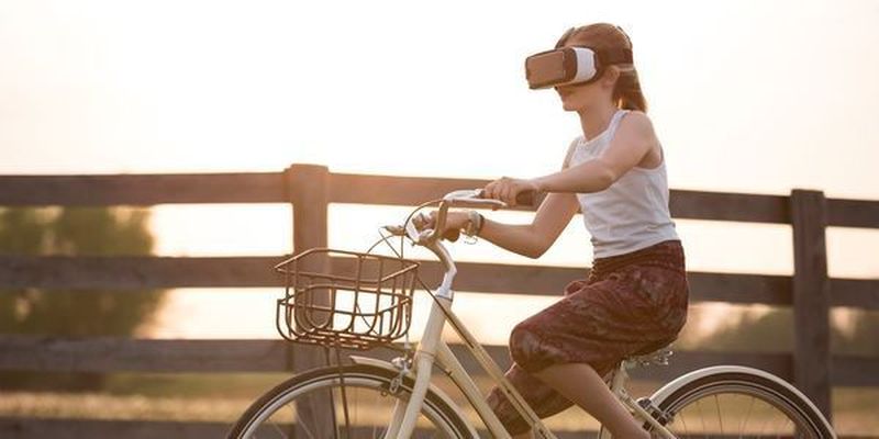 Werden persönliche digitale Assistenten uns in Zukunft überall beistehen? Gehören Roboter bald zur Familie? Und brauchen wir noch ein eigenes Auto? Was können virtuelle Realitäten leisten? Diesen Fragen geht die Studie #ichinzehnjahren auf den Grund.