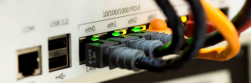 Netzwerke brauchen besonderen Schutz. Dieser Schutz muss für interne und externe Verbindungen, z.B. mit mobilen Geräten und Cloud-Services, sichergestellt sein.