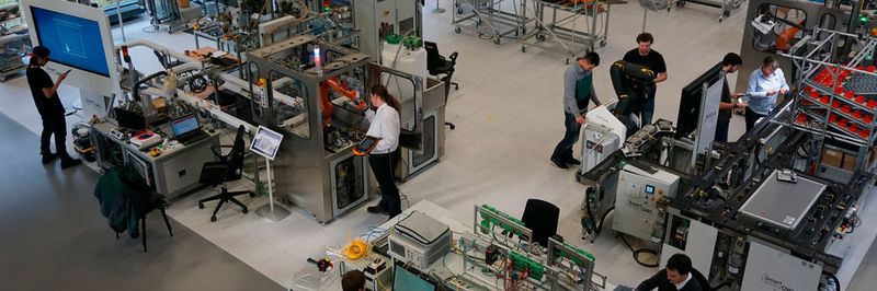 Hacker-Teams übernehmen Anfang März 2017 die Smart Factory OWL beim industriellen Hackathon in Ostwestfalen-Lippe – dem Factory Hack 2017.