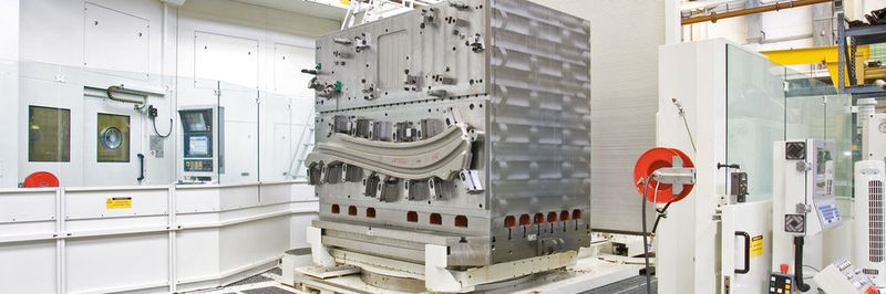 Auf diesen Spannkubus aus Stahl spannen Mitarbeiter von Premium Aerotec die zu bearbeitenden Teile. Bis zu 28 Tonnen wiegt der gesamte Aufbau, den der Peiseler-Drehtisch mühelos bewegt.