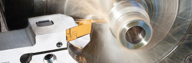 Das neue Stech- und Dreh-Werkzeug mit einzigartigem seitlichem Klemmsystem – speziell entwickelt für Langdrehmaschinen – bietet den Vorteil, dass die Wendeschneidplatte auf der Maschine gewechselt werden kann.
