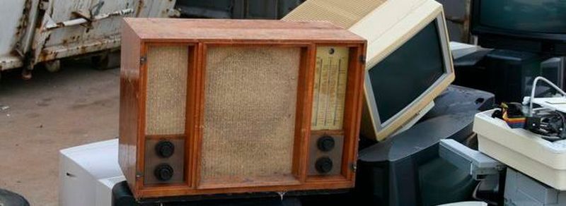 Eine Lebensdauer von vielen Jahrzehnten, wie sie dieses antike Radio hinter sich hat, erreichen moderne Elektronikprodukte kaum mehr. Dennoch lässt sich auch die Laufzeit aktueller Geräte verlängern, wenn man einige Tipps beherzigt.