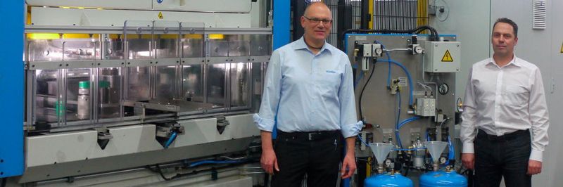 Kölle-Produktionsleiter Rainer Göbel (links) und Daniel Assmann, Vertriebsleiter bei Eckardt. Göbel ist sehr zufrieden: „Wir können nun jede Materialstärke effizient und bedarfsgerecht beölen und die Prozesssicherheit und -qualität dadurch weiter erhöhen.“