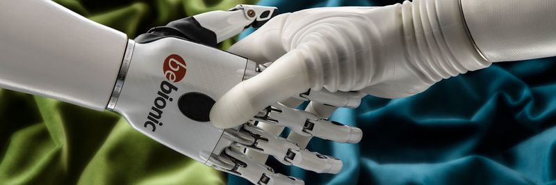 Der Vorteil der Be-Bionic-Hand liegt in der Vielfalt der Griffmuster, zum Beispiel in der Alleinstellung des Zeigefingers. Prothesenträgern wird dadurch die Bedienung von Smartphones und Tablet PCs erleichtert.