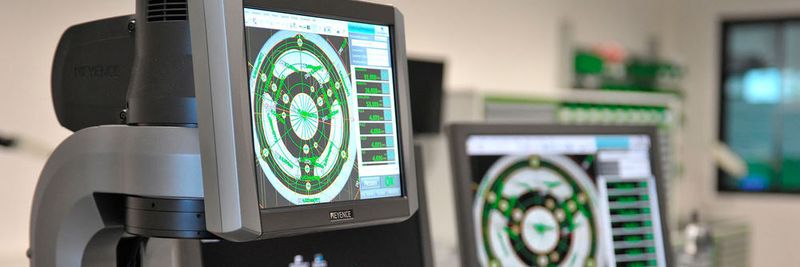 Zentrale Leistungsträger des Kronenberg-Prüfwesens sind drei hochentwickelte digitale Keyence-Messprojektoren der Modellreihe IM.