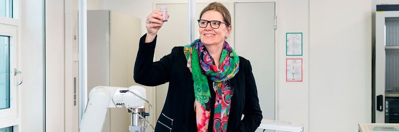 Prof. Birgit Vogel-Heuser am My-Jogurt-Demonstrator.