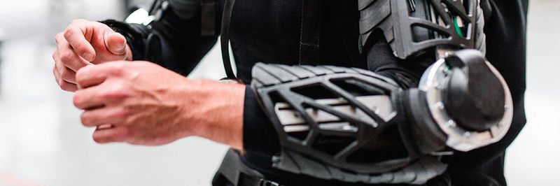 Das Exoskelett ist einer der Demonstratoren des Future Work Lab, der schweres Heben oder Überkopfarbeiten vereinfachen soll.