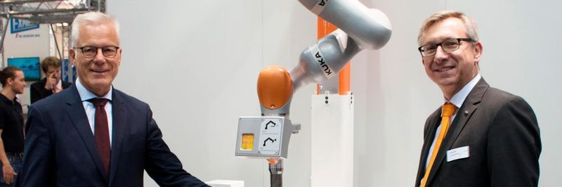 Die Vorentwicklung zur Werkzeugspitzenabsicherung eines KUKA LBR iiwa wurde erstmalig auf der Motek 2016 am KUKA-Stand präsentiert. Thomas L. Zawalski (Geschäftsführung Mayser) und Henning Borkeloh (Bereichsleiter KUKA Systems) zeigten persönlich, wie viel Vertrauen sie in die eigene Technik haben.