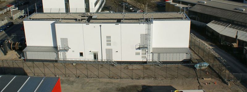 Um die Zuverlässigkeit der Stromversorgung noch zu erhöhen, errichtete Interxion in Frankfurt ein eigenes Umspannwerk. Den Betrieb des Werks übernimmt für den Rechenzentrumsbetreiber eine Tochterfirma des lokalen Energieversorgers Mainova.