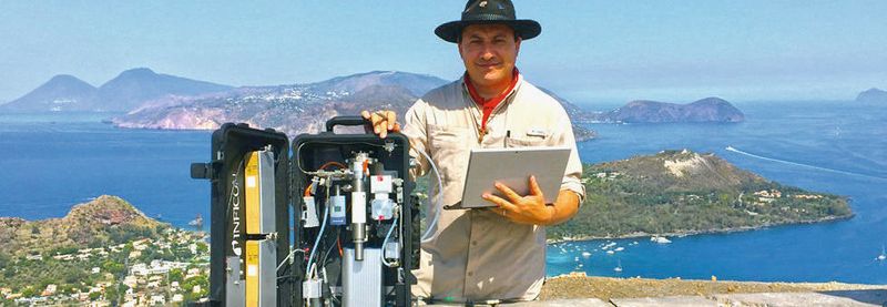 Prof. Dr. Andres Diaz von der University of Costa Rica mit dem mobilen Massenspektrometersystem auf einem Vulkan in Italien.