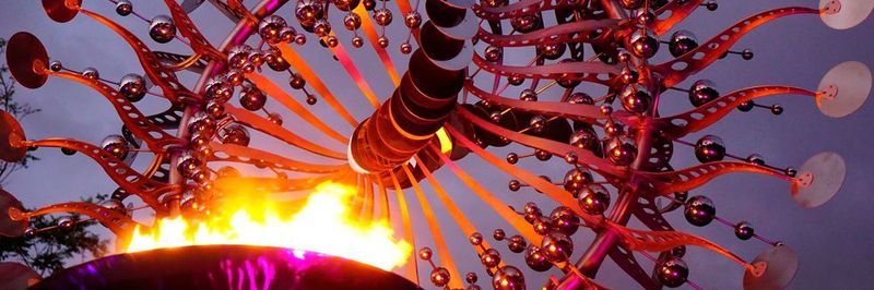 Die Skulptur, die in Rio das Feuer trug, besteht komplett aus rostfreiem, grob geschliffenem Edelstahl und hat ein Gesamtgewicht von 980 kg. Auf einem knapp 5 m hohen Standfuß ist das kinetische Element, wie eine Art Windrad mit einem Durchmesser von 3,2 m, befestigt.