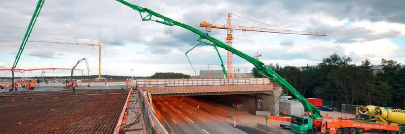 Eine Autobetonpumpe von Putzmeister übernimmt die Großbetonage.