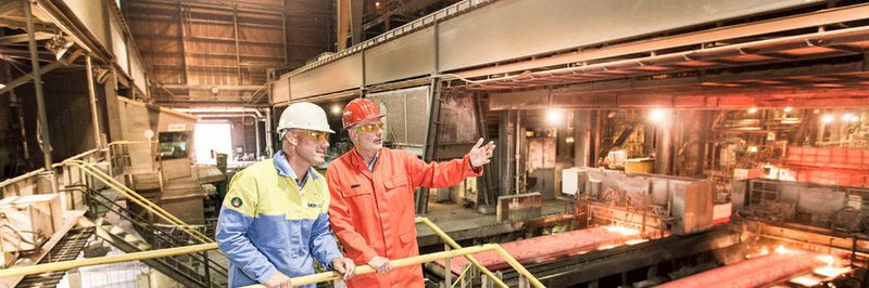 Kundenbesuch in der Fertigungshalle im Stahlwerk von Tata Steel in IJmuiden, Niederlande (links: Joris Essing Marketing Manager bei Tata Steel)