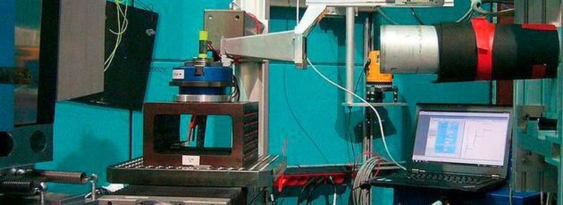 Mit dieser Versuchsanordnung wurde 2014 an der TU München erstmals zerstörungsfrei an einem Li-Ion-Akku der Prozess des Lithium Plating beobachtet. Dabei lagert sich kristallines Lithium an der Anode der Batterie ab, was zu Kurzschlüssen führen kann. Als Alkalimetall ist Lithium darüber hinaus brennbar und feuergefährlich.