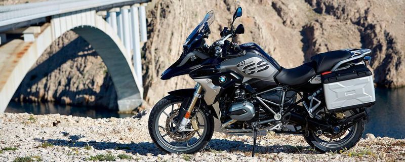 Die Variante Style 2 Exclusive wirkt dank echter Metallabdeckungen an den Kühlern, Sonderfarbe Iced Chocolat metallic, der chicen Grafik am Tank und dem schwarzen Lack an Rahmen, Motor und Antriebsstrang noch wertiger als die pure GS.