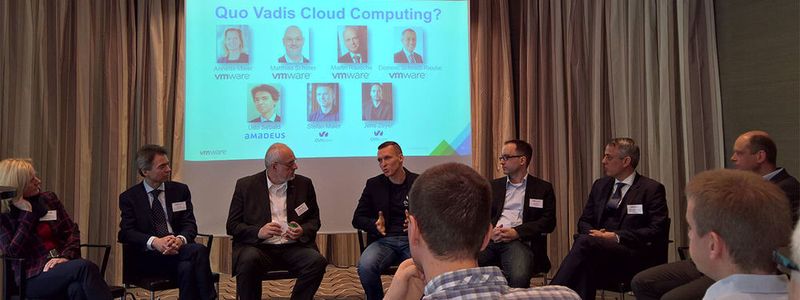 Angeregt diskutierten gestern mit Pressevetrteren über die zukünftige Rolle der Cloud (v.l.n.r.) Annette Maier (VMware), Udo Sebald (Amadeus), Martin Rausche (VMware), Stefan Maier (OVH), Jens Zeyer (OVH), Dominic Schmidt-Reiche (VMware) und Martin Rausche (VMware).