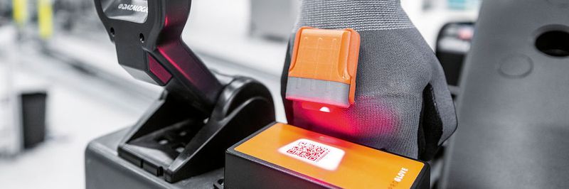 Pro-Glove ist bei Festo in der Logistik im Einsatz: Die Fahrer der Routenzüge nutzen das Wearable für die Warenentsorgung in der Montage.