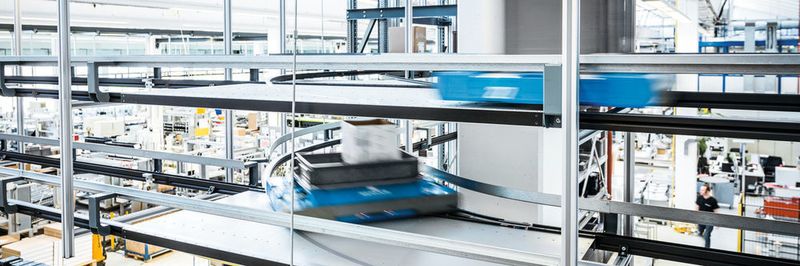 Die autonomen Transportroboter von Servus bringen die Ware just in time an jeden gewünschten Ort im Unternehmen.