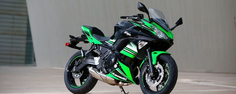 Wer sich von der verstörenden Namensgebung nicht ins Bockhorn jagen lässt, bekommt mit der Ninja 650 ein unkompliziertes, vollwertiges Mittelklassemotorrad.