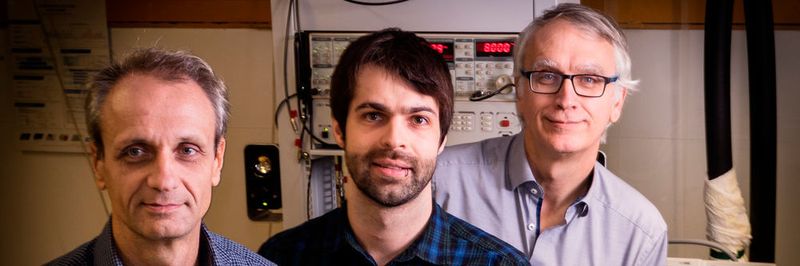Juraj Darmo, Dominic Bachmann und Karl Unterrainer (v.l.n.r) im Laserlabor des Photonik Instituts.