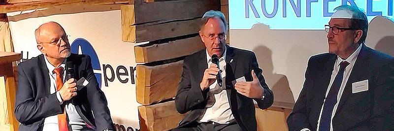 Herbert Kindermann (Geschäftsführer Allgeier IT Solutions), Reiner Kasperbauer (Geschäftsführer, MDK Bayern) und Prof. Dr. med. Siegfried Jedamzik (Facharzt für Allgemeinmedizin) (v. l.) diskutieren, wie der Wissenstransfer aus anderen Branchen gelingen kann