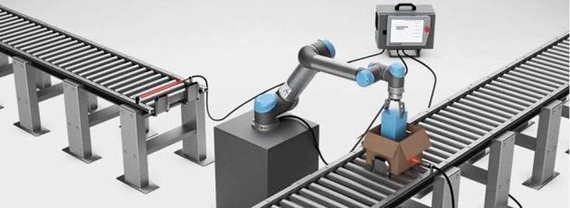 Die Module der UR Academy führen jeden Teilnehmer durch grundlegende Aufgaben, so zum Beispiel wie man einen UR-Roboterarm dafür programmiert, Teile in eine Box auf einem Fließband zu packen.