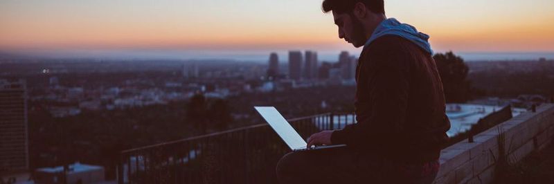Wie weit wird die digitalisierte Arbeitswelt in den kommenden Jahren gehen? Eines ist klar: es heißt nicht mehr nur, die berufliche und private Zeiteinteilung zu optimieren oder am Strand mit dem Tablet auf dem Schoß die letzten E-Mails zu beantworten.