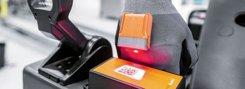 Pro-Glove ist bei Festo in der Logistik im Einsatz: Die Fahrer der Routenzüge nutzen das Wearable für die Warenentsorgung in der Montage.