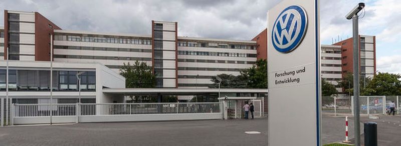 Eine angekündigte Klage von über 20.000 VW-Kunden, gebündelt und vertreten durch die Online-Plattform myright, lässt aufhorchen. Währenddessen rumort es im Streit um den Sparpakt zwischen VW-Markenboss Diess und Betriebsratschef Osterloh weiter erheblich.