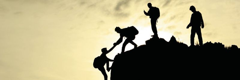 Nicht nur beim Bergsteigen und Klettern entscheidet das Vertrauen in die Weggefährten über den Erfolg der Unternehmung, auch in der Arbeitswelt gehört Vertrauen zu den Erfolgsfaktoren.