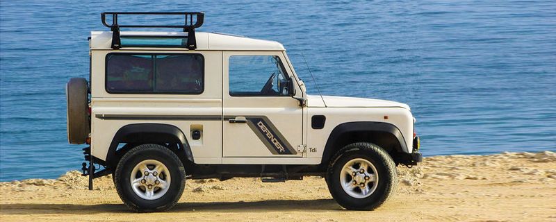 Das Chemieunternehmen Ineos will Allradautos produzieren. Als Vorbild soll der Land Rover Defender dienen, dessen Produktion eingestellt wurde.