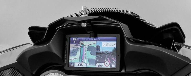 Das Original-Navi der BMW R 1200 RT LC lässt sich am Motorrad nicht sichern. Mit einem einfach zu montierenden Sicherungskit verhindert Wunderlich jetzt den schnellen unberechtigten Zugriff auf das teure Gerät.