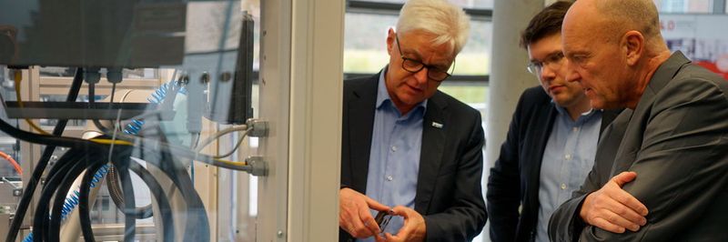 Diskussion über Industrie 4.0 in der Smart Factory Kaiserslautern: das Internet der Dinge ist mehr als nur Fabrikautomation.