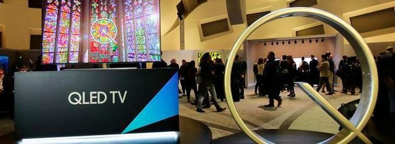 Auf der CES 2017 präsentierte Samsung seine QLED-Technik der Öffentlichkeit. Die Displays sollen einen größeren Farbraum bieten und dabei weniger Energie aufnehmen.