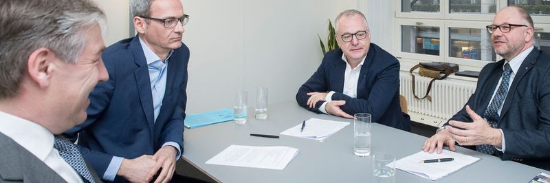 Der Schweizer Maschinenmarkt lud zum runden Tisch vier Gesprächspartner aus Wirtschaft und Ökonomie nach Zürich ein. Das Thema: Werkplatz Schweiz - quo vadis? Urs Berner (CEO Urma AG), Peter Dietrich (Direktor Swissmem), Oliver Müller (Direktor Swissmechanic) und Klaus Wellershoff (VR Wellershoff & Partner Ltd) über fehlende Investitionen, optimale Rahmenbedingungen und Trends in der MEM-Branche.
