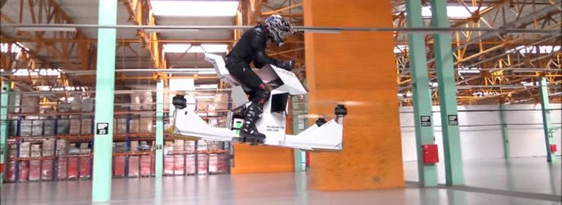 Das Hoverbike Scorpion 3 ist ein Quadrocopter mit Motorradsitz