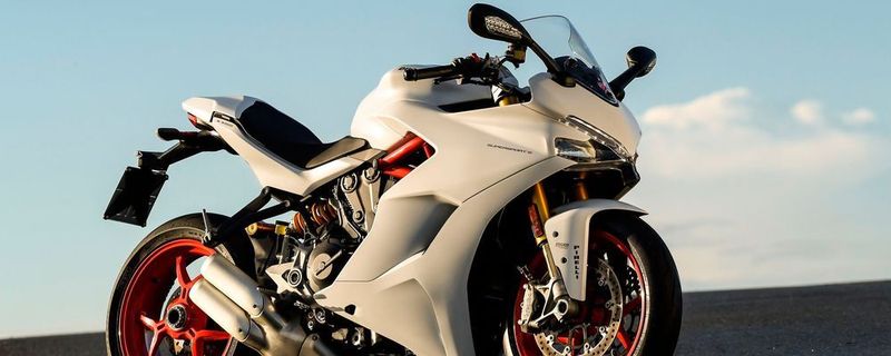 Die S unterscheidet sich unter anderem durch edle Öhlins-Federelemente sowie eine serienmäßige Soziussitzabdeckung und den Quickshifter von der normalen SuperSport.