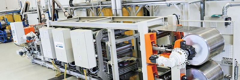 Mit einer Systemdurchgängigkeit von der Antriebssteuerung bis zum Getriebe hat Siemens die Leistung von Doppelbandpressen erhöht, die der österreichische Anlagenbauer Berndorf zur Herstellung von Platten aus Verbundwerkstoffen anbietet.