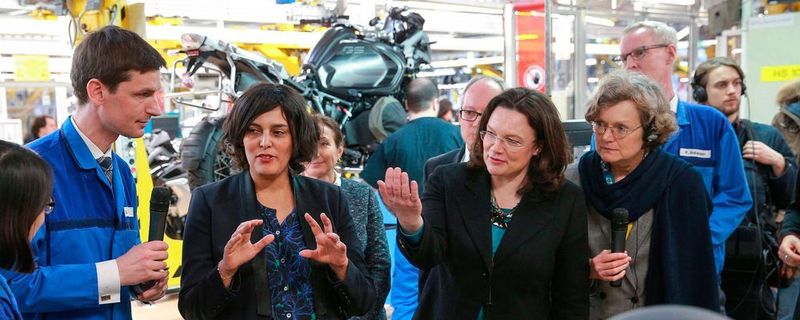 Zwei Ministerinnen aus Frankreich und Deutschland schnuppern BMW Motorrad-Werksluft.