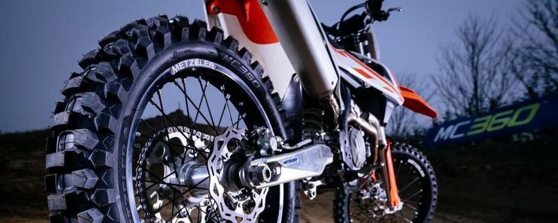 Macht eine gute Figur: Der neue MC 360 von Metzeler an einer KTM.
