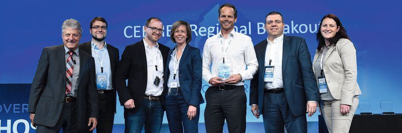 Infinigate erhielt 2015 als erster Partner den Distributions-Award von Sophos (v. l.): Karl-Heinz Warum (Sophos), Thomas Kretschmann, Enrico Mahl, Anja Marohn, Andreas Bechthold, David Martinez und Carola Seidelmann (alle Infinigate)