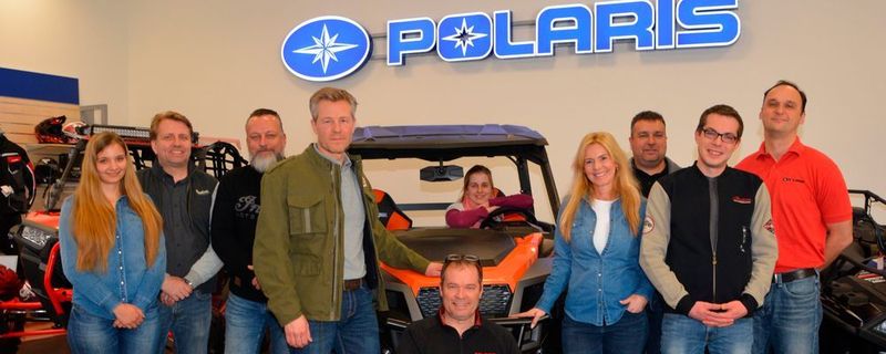 Team Polaris Germany in Griesheim mit Geschäftsstellenleiter Ulrich Schäfer (4. v.li.). Die Truppe ist nicht ganz vollzählig zum Fotoshooting erschienen.
