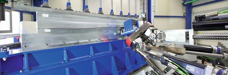 Statt des Werkstücks wie bei herkömmlichen Walzprofilieranlagen bewegen sich beim 3D Rollforming Center die Werkzeuge – mittels Robotern.